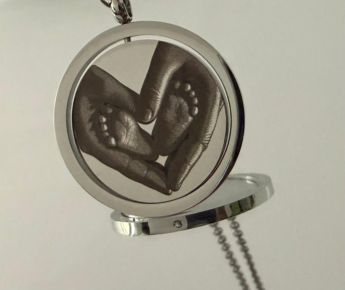 Ronde ketting met gravure van babyvoetjes