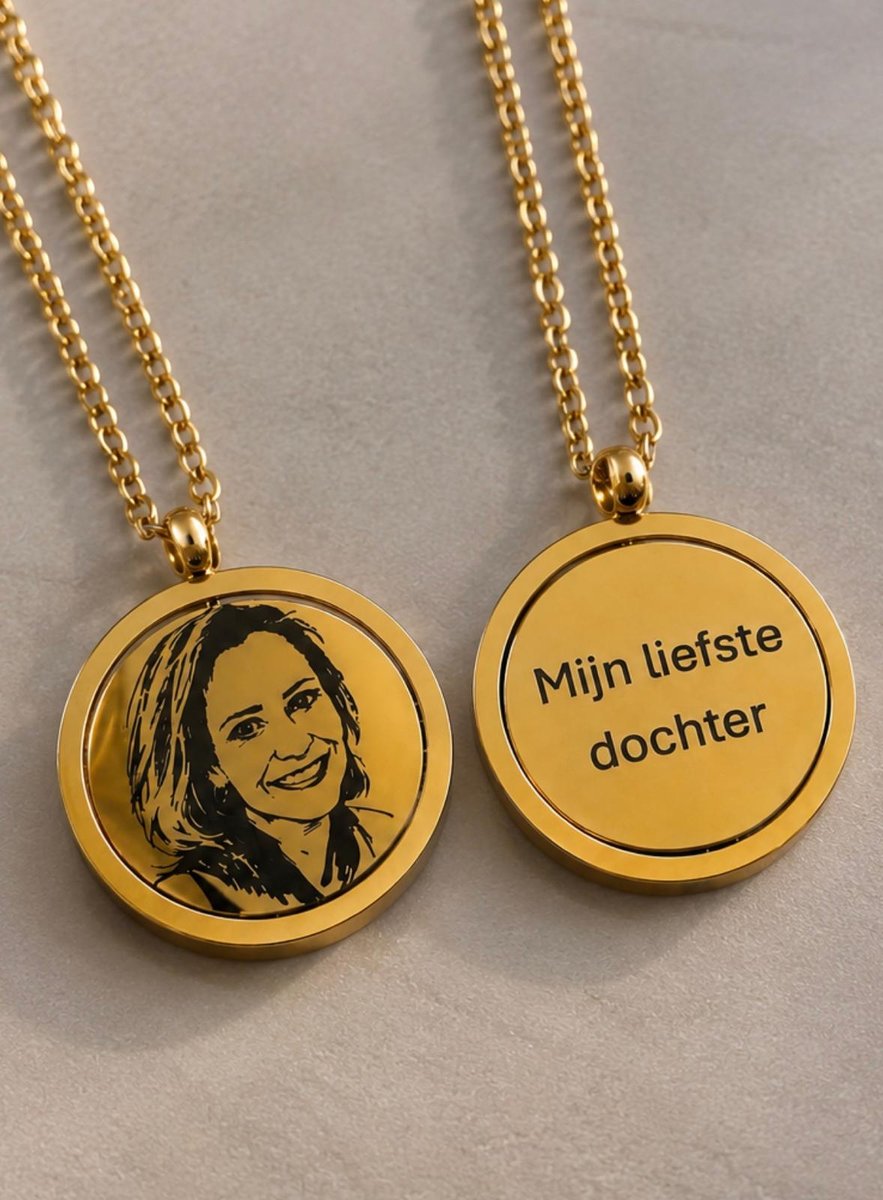 Gouden ketting met portret voorop en tekst achterop