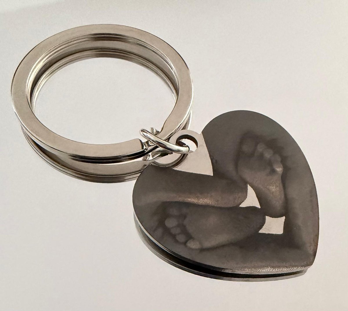Hartvormige sleutelhanger met gravure van babyvoetjes