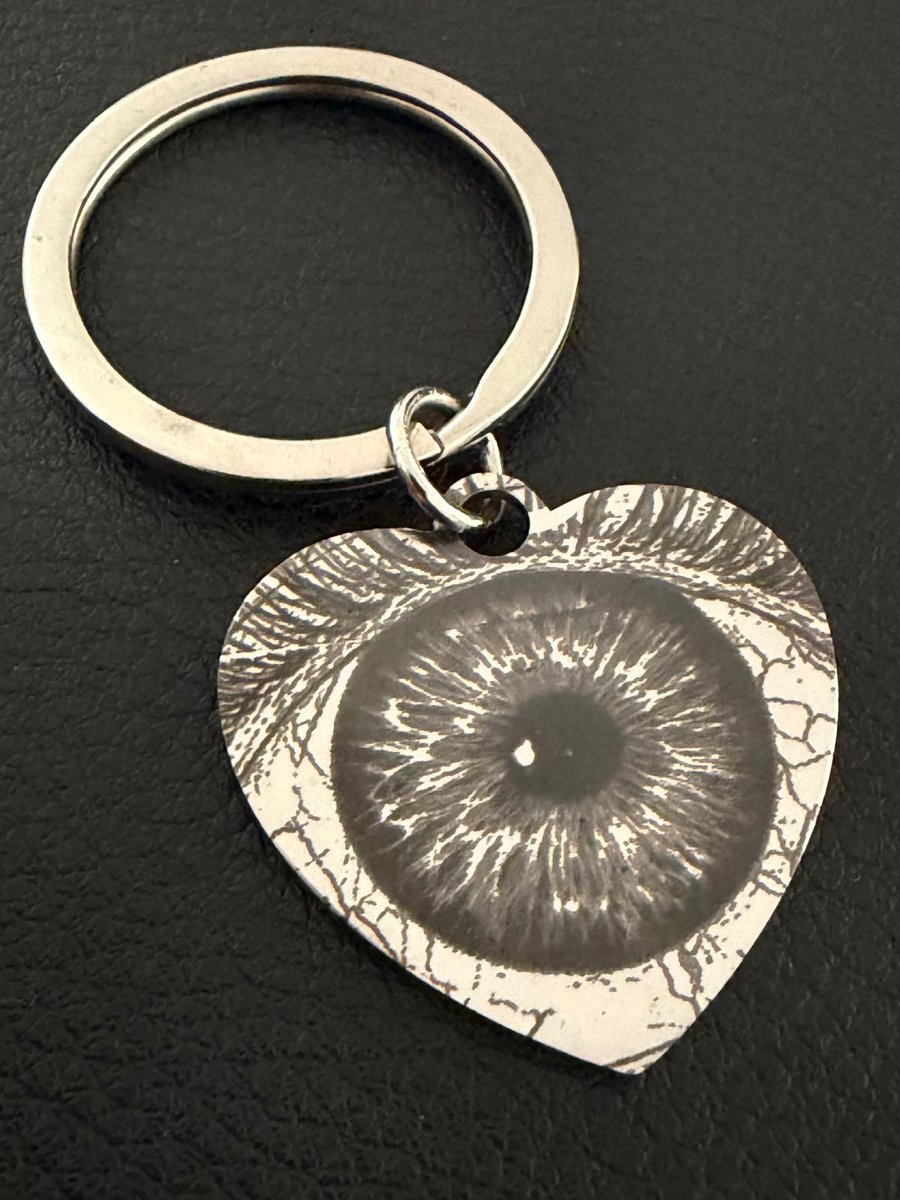 Hartvormige sleutelhanger met gravure van een oog